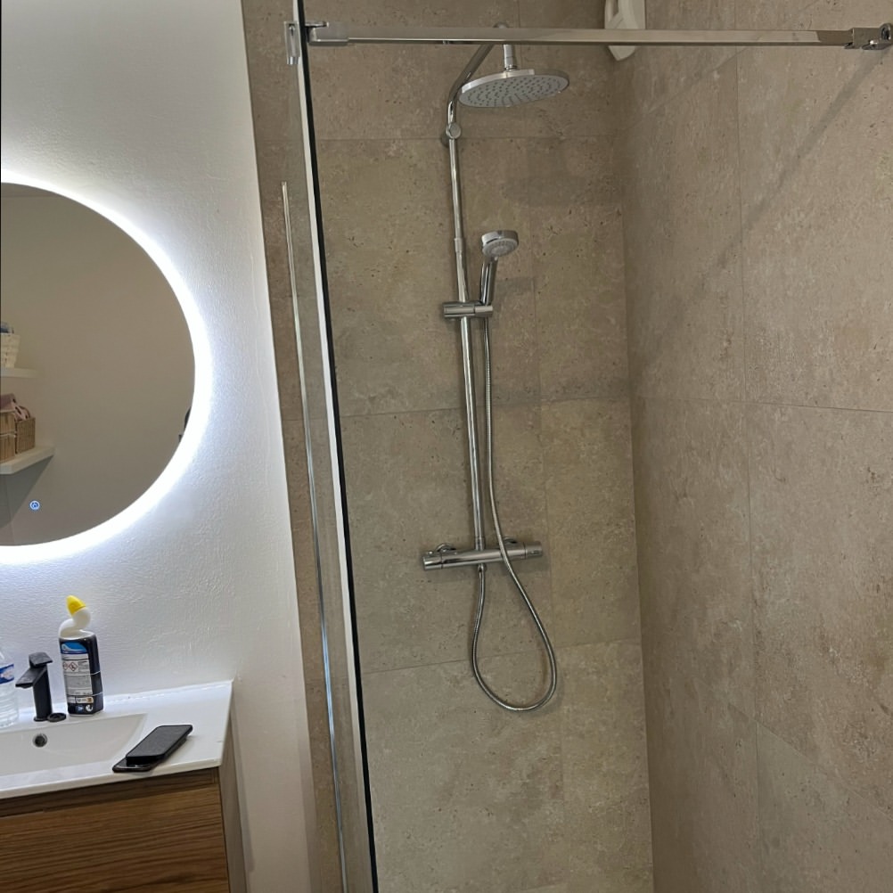 Besoin de donner un coup de jeune à votre coin douche ? 🚿 On remplace la faï...