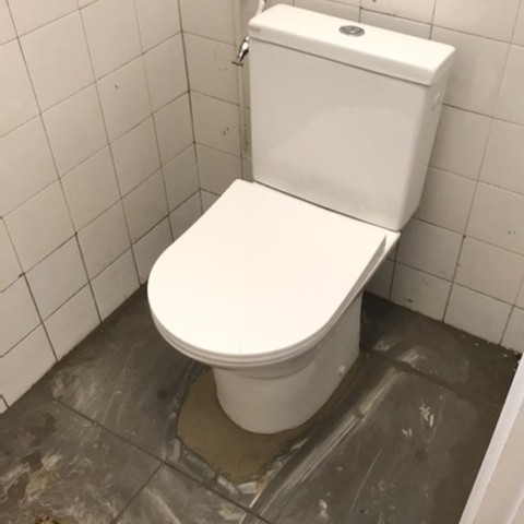 Remplacement de WC à poser avec évacuation et pipe sur site tertiaire 🚽🔧. B...