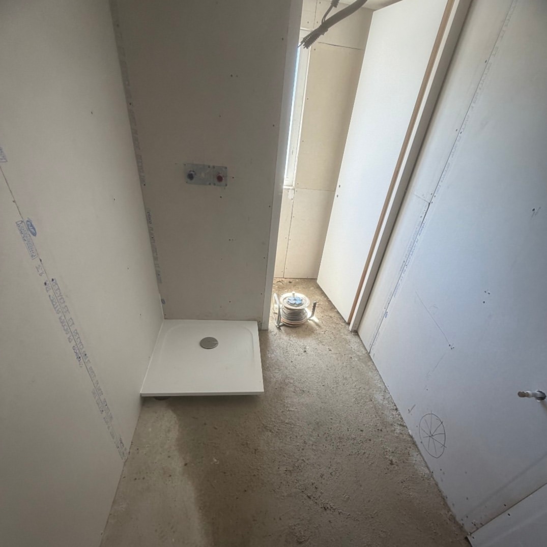 Installation d'un receveur de douche et arrivée d'eau pour une salle d'eau d'...